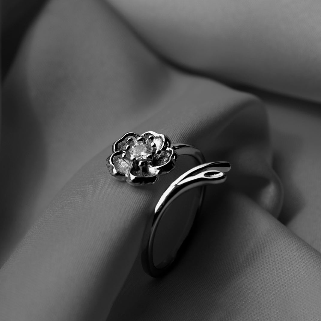 anillo de promesa ajustable de plata con fondo en blanco y negro