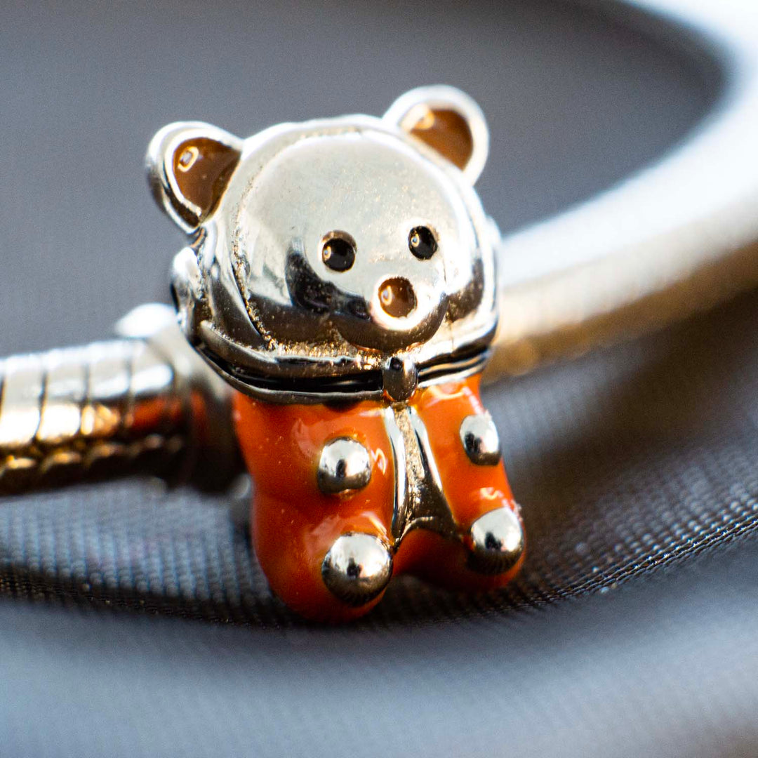 Charm de plata en forma de oso con traje espacial fabricado en plata 925 