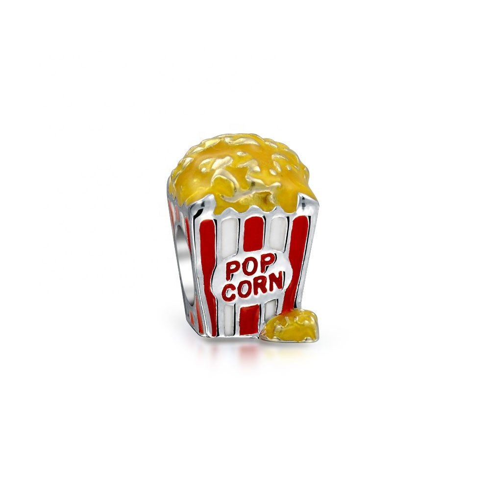 Charm de plata pop corn en fondo blanco