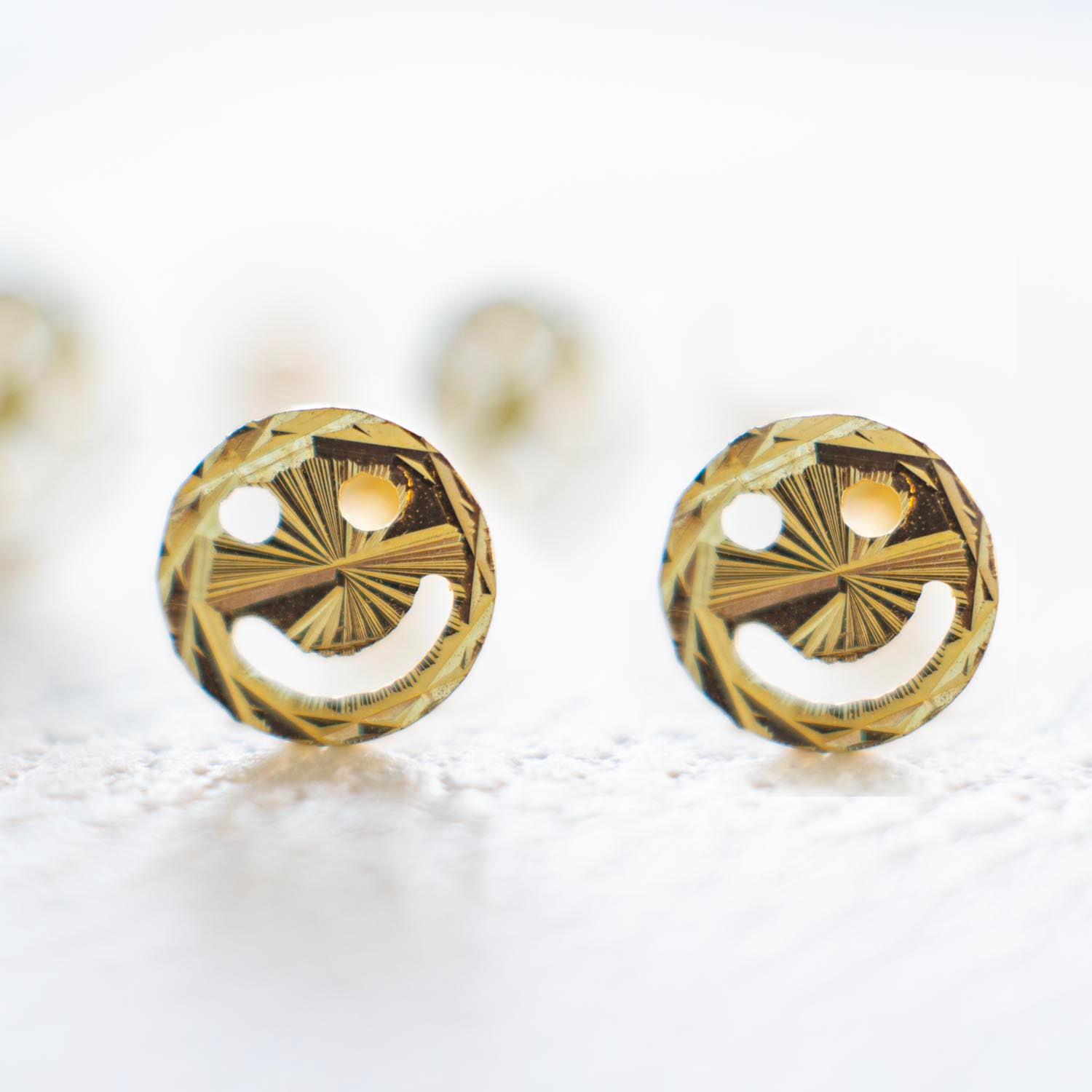 Aretes de caritas sonrientes de oro Macizo 18K GOLD SHIELD