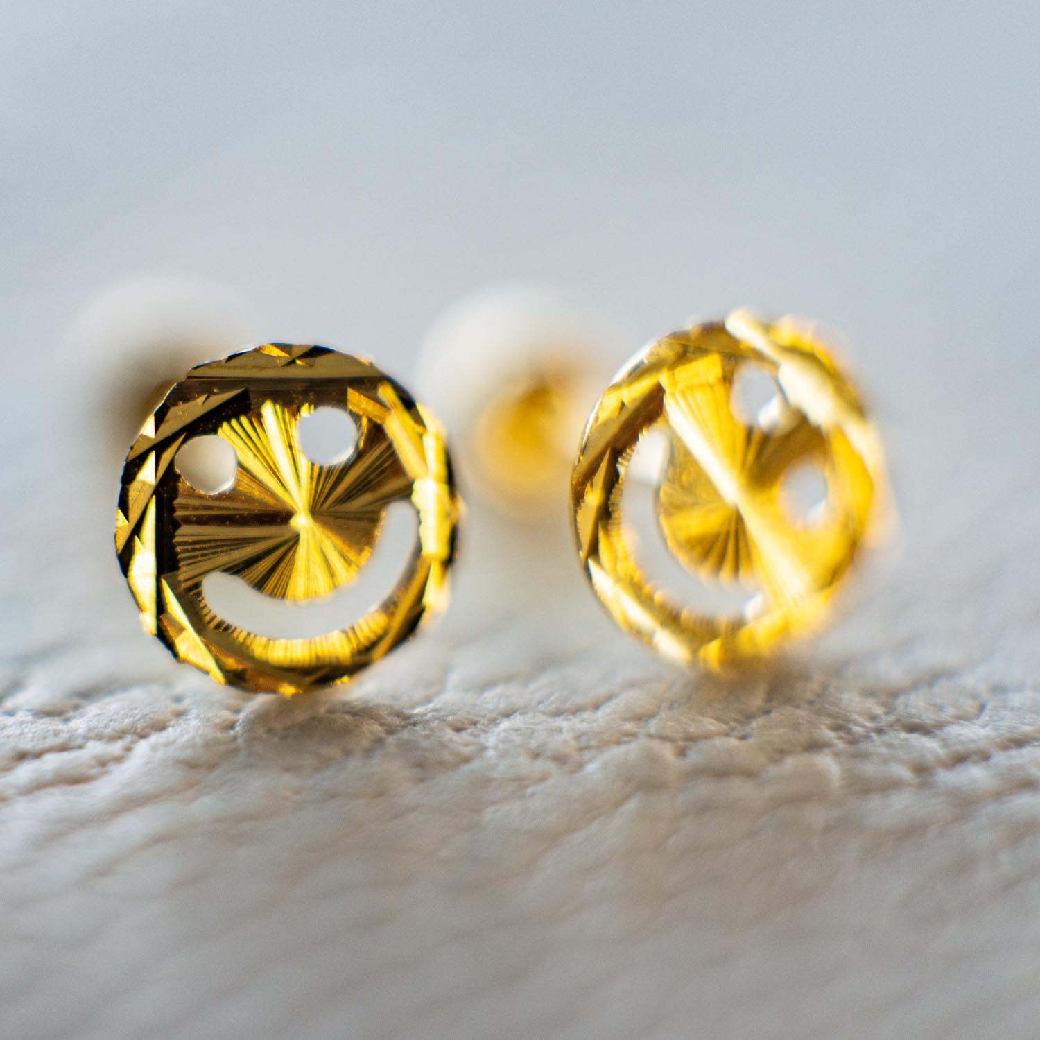 Aretes de caritas sonrientes de oro Macizo 18K GOLD SHIELD